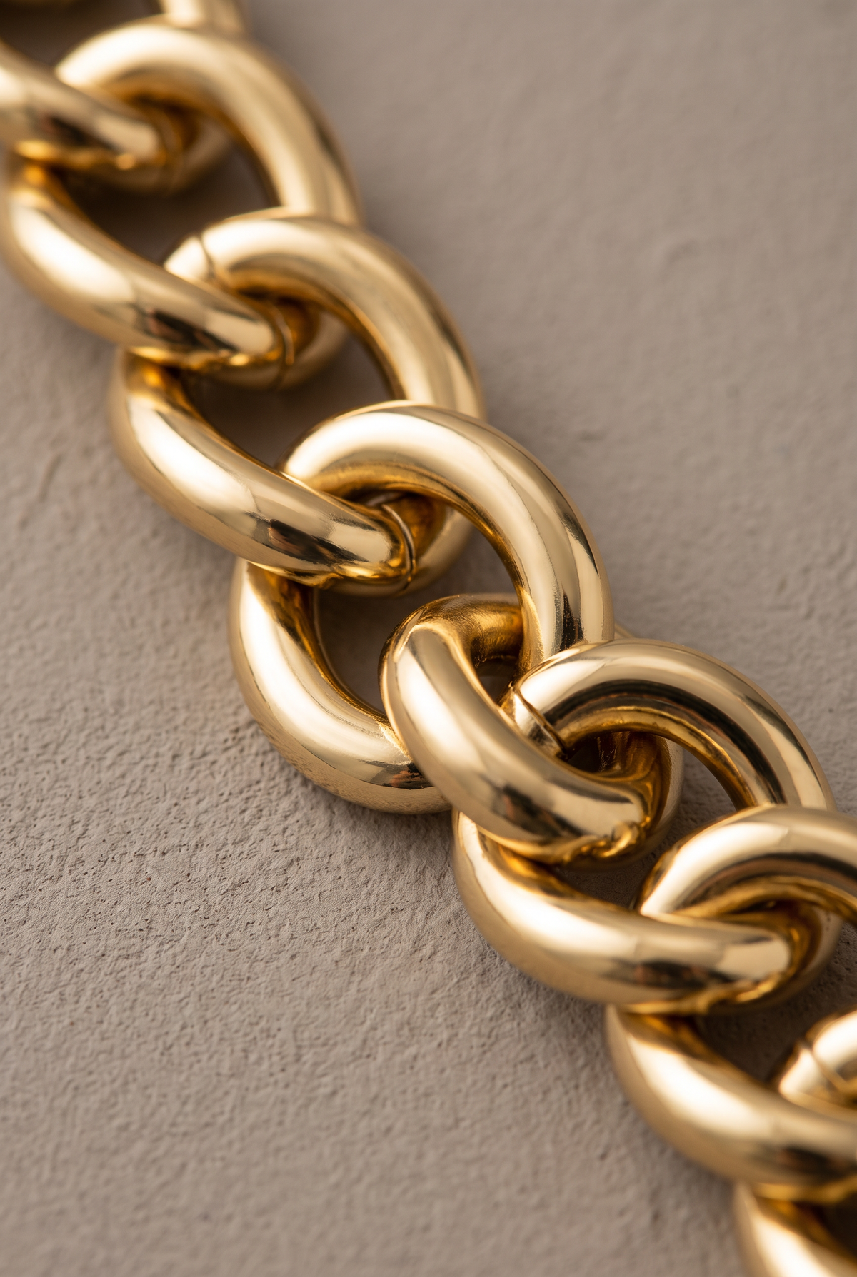 Close-up of the thick interlocking oval links
